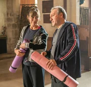 DCI John Barnaby (Neil Dudgeon) soll etwas f&uuml;r seine Gesundheit tun, findet seine Ehefrau Sarah Barnaby (Fiona Dolman) und schleppt ihn zum Yoga.