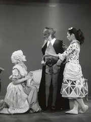 Von links: Mafalda (Ima Augustoni) bittet ihren Vater Pantalone (Stefano Manca), nicht einen ungeliebten Mann heiraten zu m&uuml;ssen, sondern ihren Geliebten Raimondo. Colombine (Silvia Luzzi) ist ihr dabei sehr hilfreich.