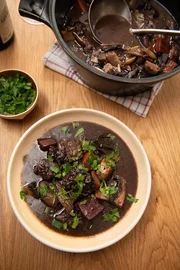 Geschmortes Rindfleisch in Rotwein Geschmortes Rindfleisch in Rotwein