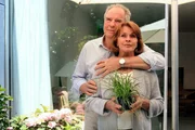 Endlich haben Bernhard (Friedrich von Thun) und Claire (Senta Berger) Zeit f&uuml;reinander.
