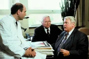 Onkel Ludwig (G&uuml;nter Strack, r.) und Veras Hausarzt Dr. Wendt (Hans Caninenberg, M.) versuchen, den Klinikarzt (Gerd Warmeling, l.) davon zu &uuml;berzeugen, dass die beste Therapie f&uuml;r Vera die Umgebung ihrer Familie ist.