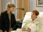 MDR Fernsehen IN ALLER FREUNDSCHAFT FOLGE 252, "Nur über meine Leiche". Als sich Paula (Renate Schroeter) mit den Gefühlen ihrer Freunde konfrontiert sieht, wird sie eifersüchtig. Gerda (Antje Hagen) ist auf dem Weg zu kapitulieren und ihre Gefühle für Robert zu verleugnen. MDR Fernsehen IN ALLER FREUNDSCHAFT FOLGE 252, "Nur über meine Leiche". Als sich Paula (Renate Schroeter) mit den Gefühlen ihrer Freunde konfrontiert sieht, wird sie eifersüchtig. Gerda (Antje Hagen) ist auf dem Weg zu kapitulieren und ihre Gefühle für Robert zu verleugnen.