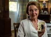 Eva Umlauf mit einem Foto in der Hand.; Eva Umlauf mit einem Foto in der Hand. Eva Umlauf mit einem Foto in der Hand.; Eva Umlauf mit einem Foto in der Hand.