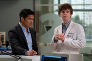 L-R: Dr. Neil Melendez (Nicholas Gonzalez) und Dr. Shaun Murphy (Freddie Highmore) L-R: Dr. Neil Melendez (Nicholas Gonzalez) und Dr. Shaun Murphy (Freddie Highmore)