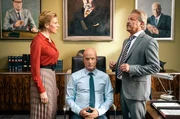 Engelchen und Teufelchen: Bertram (Christian Berkel) zwischen seinen Beratern Frau Stich (Franziska Weisz) und Henning (Roland Koch, re.).
