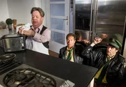 Hubert (Christian Tramitz, M.) und Staller (Helmfried von L&uuml;ttichau, r.) haben sich von Manuel von Kunkel (Hans Peter Luppa, l.) &uuml;berrumpeln lassen. Dieser steckt Servietten in einen Toaster, um einen Brand auszul&ouml;sen.