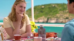 Mia (Virginia Gardner) und Kyle (Alex Aiono) sind auf einem ganz besonderen Roadtrip