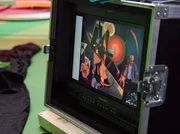 Enie van de Meiklokjes bekommt anhand Wassily Kandinsky's "Im Blau" von Professor Wolfgang Flatz die abstrakte Malerei erklärt.