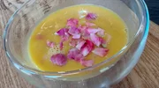 Als Vorspeise gibt es heute eine Rosenbl&uuml;tensuppe.