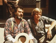 Isaiah (Viktor French, l.) und Almanzo (Dean Butler, r.) sind nach einer Schlägerei völlig erschöpft.