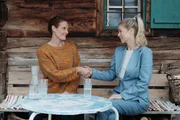 Nach dem Tod ihres Vaters steckt Caro Pflüger (Barbara Lanz, l.) in einem Gefühlschaos. Karin Bachmeier (Hilde Dalik, r.) versteht ihre Lage nur zu gut und bietet ihr ihre Hilfe an. Nach dem Tod ihres Vaters steckt Caro Pflüger (Barbara Lanz, l.) in einem Gefühlschaos. Karin Bachmeier (Hilde Dalik, r.) versteht ihre Lage nur zu gut und bietet ihr ihre Hilfe an.