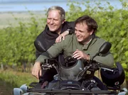 Thomas (Harald Krassnitzer, l.) und sein Sohn Paul (Achim Schelhas, r.) haben sich wieder vers&ouml;hnt und haben viel Spa&szlig; miteinander.