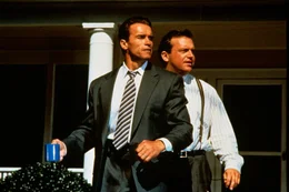 Geheimagent Harry Tusker (Arnold Schwarzenegger, l.) f&uuml;hrt ein Doppelleben als vermeintlicher Computerexperte und will die Welt vor einem Nuklearanschlag einer Terrorgruppe sch&uuml;tzen.