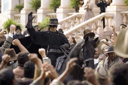 Der legend&auml;re R&auml;cher Zorro (Antonio Banderas, M.) hat ziemlich viel Zoff daheim. Gattin Elena de la Vega ist sauer auf den Gatten, der, anstatt sich um Weib und Kind zu k&uuml;mmern, sich als Held der Armen und Wehrlosen feiern l&auml;sst ...