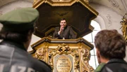 Hubert (Christian Tramitz, r.) und Staller (Helmfried von L&uuml;ttichau, l.) treffen Martin Riedl (Paul Sedlmeir, M.) in der Kirche - er hat neue Ermittlungsergebnisse &uuml;ber den Opferstock-Dieb.