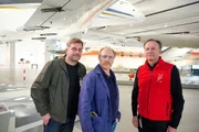 Von links: die "Grenzg&auml;nger" Sebastian Bezzel und Simon Schwarz mit Museumsf&uuml;hrer Volker F&uuml;&szlig;mann im Deutschen Museum.