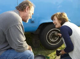 Um sie f&uuml;r die Fahrt ans Nordkap fit zu machen, f&uuml;hrt Konrad (Peter Haber) Anne (Thekla Carola Wied) in die Grundlagen der Autoreparatur ein.
