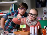Lisa (Ella Zirzow) hat sich verbotener Weise einen Chemiebaukasten gekauft. W&auml;hrend Pia und Roland Heilmann zu einem Wellness-Wochenende aufgebrochen sind, betreuen Otto und Charlotte, die von dem Baukasten auch nichts wissen, die beiden Kinder. In Lisas Zimmer f&uuml;hrt sie mit Jonas (Anthony Petrifke) heimlich Experimente durch.