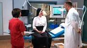 Die sympathische Nonne Alma Schreiber (Laura Schwickerath, M.) hat sich beim Boxen an der Hand verletzt und sucht Hilfe bei Dr. Moreau (Mike Adler, r.) und Rebecca Krieger (Milena Straube, l.). Die sympathische Nonne Alma Schreiber (Laura Schwickerath, M.) hat sich beim Boxen an der Hand verletzt und sucht Hilfe bei Dr. Moreau (Mike Adler, r.) und Rebecca Krieger (Milena Straube, l.).