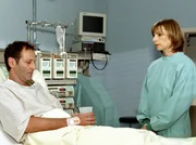 MDR Fernsehen IN ALLER FREUNDSCHAFT FOLGE 249, "Wunderbare Weihnacht überall", Paul Vogt (Michael Goldberg) liegt im Krankenhaus. MDR Fernsehen IN ALLER FREUNDSCHAFT FOLGE 249, "Wunderbare Weihnacht überall", Paul Vogt (Michael Goldberg) liegt im Krankenhaus.