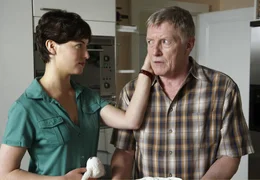 Sonja (Esther Zimmering) tr&ouml;stet ihren Papa Norbert (Manfred Zapatka), der seine Frau st&auml;rker vermisst, als er gedacht h&auml;tte.