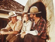 (v.l.n.r.) Almanzo (Dean Butler), seine Frau Laura (Melissa Gilbert) und Isaiah (Viktor French) suchen nach dem gekidnappten Mädchen.