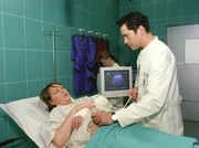 MDR Fernsehen IN ALLER FREUNDSCHAFT FOLGE 254, "Der Liebesbeweis", am Montag um 11:40 Uhr. Elvira Castor ist gest&uuml;rzt und hat sich den Arm gebrochen. Sie wird in die Sachsenklinik eingeliefert. Doch bei den OP-Vorbereitungen wird festgestellt, dass sie unter einer Leberzirrhose leidet und dass sie eventuell ein Spenderorgan ben&ouml;tigt. Elvira Castor (Marie Gruber); Philipp Brentano (Thomas Koch)