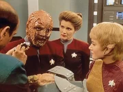 Janeway (Kate Mulgrew, M.) und Kes (Jennifer Lien) helfen dem Doktor, Cmdr. Chakotay (Robert Beltran) zu behandeln. Janeway (Kate Mulgrew, M.) und Kes (Jennifer Lien) helfen dem Doktor, Cmdr. Chakotay (Robert Beltran) zu behandeln.