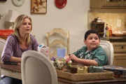 Julie Bowen (Claire Dunphy), Rico Rodriguez (Manny Delgado).