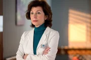Prof. Dr. Patzelt (Marijam Agischewa) wirkt nachdenklich. Prof. Dr. Patzelt (Marijam Agischewa) wirkt nachdenklich.