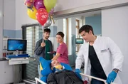 Viktoria Stadler (Isabella Krieger, 2.v.l.), Ben Ahlbeck (Philipp Danne, r.) kümmern sich um Moritz Stern (Alexandru Cirneala, v.). Der hatte einen Unfall mit einem Roller. Sein Lebensgefährte Jonne Jansen (Arne Gottschling) versucht ihn aufzumuntern. Viktoria Stadler (Isabella Krieger, 2.v.l.), Ben Ahlbeck (Philipp Danne, r.) kümmern sich um Moritz Stern (Alexandru Cirneala, v.). Der hatte einen Unfall mit einem Roller. Sein Lebensgefährte Jonne Jansen (Arne Gottschling) versucht ihn aufzumuntern.