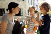Tanja Gruber und ihre Tochter Jenny haben  Sohn Leo vom Krankenhaus abgeholt. (v.l.n.r.: Tanja Gruber (Martina Ebm), Jenny Gruber (Vanessa Eckhardt), Leo Gruber (Sebastian Haager)).  "SOKO Wien - Mutterliebe": Tanja Gruber mit ihren Kindern im Caf&eacute;. Fotograf: Petro Domenigg