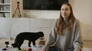 Lena will ihren Hund Philly besser verstehen und probiert deshalb "Doggolingo" aus.