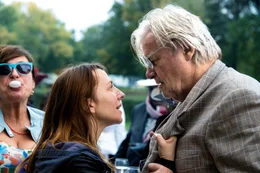 Mimi (Katharina Sch&uuml;ttler) hat ihren Vater Walter (Peter Simonischek) auf der Rennbahn gefunden, was nichts Gutes verhei&szlig;t.