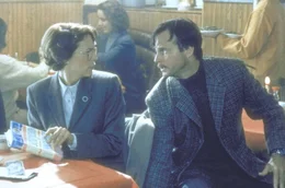 W&auml;hrend Harry im Einsatz ist, hat Helen (Jamie Lee Curtis, l.) ein Stelldichein mit dem vermeintlichen Geheimagenten Simon (Bill Paxton, r.). Da kommt ihr Mann ihr auf die Schliche ...