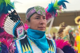 Kyle Young Pine nimmt als Fancy Feather Dancer am Powwow, einer Zusammenkunft indigener St&auml;mme, in Standoff teil.