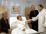 Gerda (Antje Hagen) und Robert (Hans Peter Korff) fühlen sich auch heute noch an Paula (Renate Schroeter) gebunden und umsorgen sie im Krankenhaus nach ihren Wünschen. Gerda (Antje Hagen) und Robert (Hans Peter Korff) fühlen sich auch heute noch an Paula (Renate Schroeter) gebunden und umsorgen sie im Krankenhaus nach ihren Wünschen.
