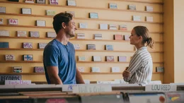 Laura (Clara Rugaard) und Harrison (Lewis Pullmann)  sind frisch verliebt und nehmen ein Mixtape auf, das ihre sch&ouml;nsten Momente festh&auml;lt.; Laura (Clara Rugaard) und Harrison (Lewis Pullmann)  sind frisch verliebt und nehmen ein Mixtape auf, das ihre sch&ouml;nsten Momente festh&auml;lt.