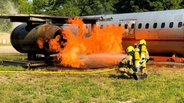 Feuerwehrleute l&ouml;schen Flugzeug   +++ Die Verwendung des sendungsbezogenen Materials ist nur mit dem Hinweis und Verlinkung auf RTL+ gestattet. +++