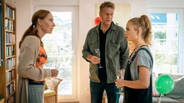 Anders als Stefanie (Andrea Sawatzki, li.) zeigt sich ihr Ex Thomas (Thomas Heinze) gro&szlig;z&uuml;gig bei den All&uuml;ren von Tochter Lena (Daria Wolf, re.).