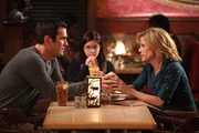 Phil (Ty Burrell), Alex (Ariel Winter) und Claire (Julie Bowen) gehen in ein Restaurant, in dem Haley angeblich als Bedienung arbeitet.