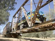 Fahrt mit dem Desert-Express über die Okahandja River Bridge.