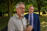 Der erfolgreiche Bienenz&uuml;chter Ambrose Deddington (Griff Rhys Jones, l.) wurde niedergeschlagen. Gegen&uuml;ber DCI John Barnaby (Neil Dudgeon, r.) &auml;u&szlig;ert er den Verdacht, dass sein Neffe der Angreifer war. Mit ihm liegt er im Dauerstreit.