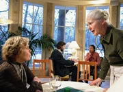 ) konfrontiert Gertrud (Witta Pohl, li.) mit der Tatsache, dass sie mit ihrem Verhalten alles andere als einverstanden ist und dass man sich gerade in ihrem Alter umeinander k&uuml;mmert.