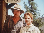 Am Bahnhof suchen Almanzo (Dean Butler, l.) und Laura (Melissa Gilbert, r.) nach ihrer Tochter.