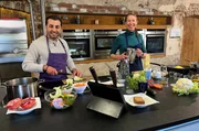 Spitzenkoch Ali Güngörmüs und Yogalehrerin Riina Koskinen in Willingen.