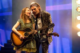 L-R: MimiWunderlich (Katharina Schuettler) Johnny (Martin Feifel)