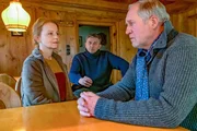 Martin (Hans Sigl, M.) drängt Ella (Carina Wiese, l.) und Rupert (Harald Krassnitzer, r.), endlich mit der Wahrheit rauszurücken, um das Leben von Ellas Tochter zu retten. Martin (Hans Sigl, M.) drängt Ella (Carina Wiese, l.) und Rupert (Harald Krassnitzer, r.), endlich mit der Wahrheit rauszurücken, um das Leben von Ellas Tochter zu retten.
