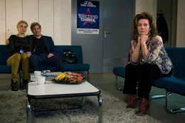 Liliane (Hannelore Elsner, re.), Manuela (Christiane Paul) und Nico (Steffen Groth) dr&uuml;cken backstage die Daumen.