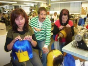 Willi (Mitte) beim Per&uuml;ckenkn&uuml;pfen in der Haarfabrik Kerling.